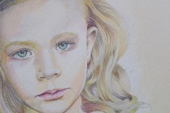 Bambina-matite-colorate-su-carta